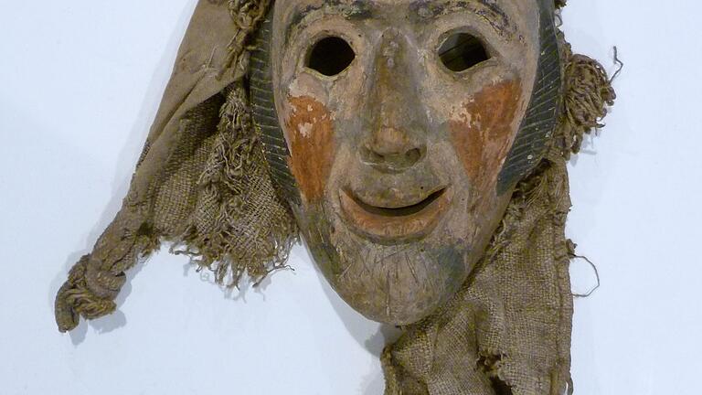 BUZ Rhönmaske Mose Weisbach:Besondere Figur: Diese Maske trug der Moses, die Anführer-Figur der Weisbacher Jüden. Foto Deutsches Fastnachtmuseum BUZ Rhönmaske Mose Weisbach:Besondere Figur: Diese Maske trug der Moses, die Anführer-Figur der Weisbacher Jüden. Foto Deutsches Fastnachtmuseum