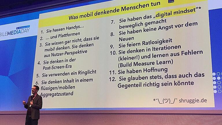 Dirk von Gehlen, Leiter für Social Media und Innovation über 12 Dinge, die ein digitaler Mensch tut. Dirk von Gehlen, Leiter für Social Media und Innovation über 12 Dinge, die ein digitaler Mensch tut.
