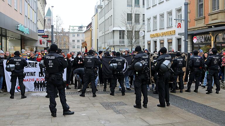 Wie schon im vergangenen Januar in der Schweinfurter Innenstadt (Foto) bei einer Kundgebung von 'Der Dritte Weg', ist auch am 1. Mai in Oberndorf anlässlich des 'Tag der offenen Tür' der rechtsextremen Kleinstpartei mit Gegenprotesten zu rechnen. Wie schon im vergangenen Januar in der Schweinfurter Innenstadt (Foto) bei einer Kundgebung von 'Der Dritte Weg', ist auch am 1. Mai in Oberndorf anlässlich des 'Tag der offenen Tür' der rechtsextremen Kleinstpartei mit Gegenprotesten zu rechnen.