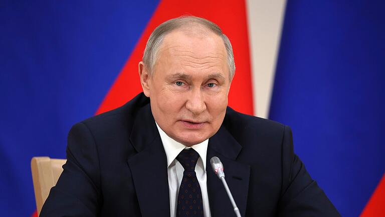 Putin trifft Verfassungsrichter.jpeg       -  Könnte sich am Ende mit seinem mörderischen Krieg durchsetzen, weil die Ukraine zu wenig Hilfe erhält.