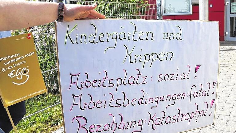 Klartext: Auf einem Protestplakat haben Erzieherinnen ihrem Unmut in aller Kürze Luft gemacht. Foto: Irene Konrad Klartext: Auf einem Protestplakat haben Erzieherinnen ihrem Unmut in aller Kürze Luft gemacht. Foto: Irene Konrad
