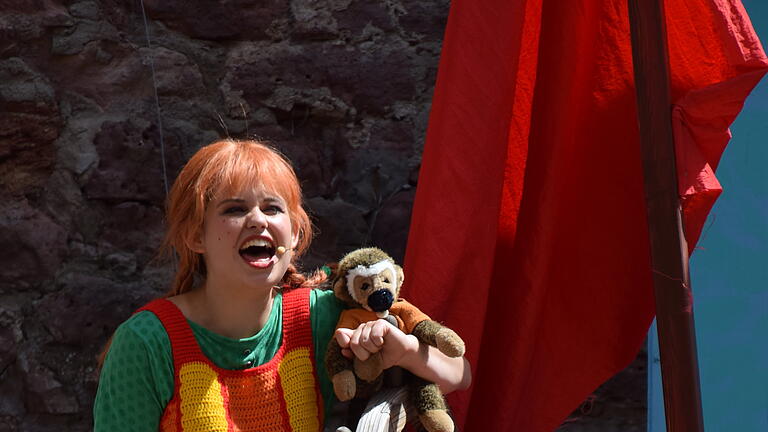 Bei den Scherenburgfestspielen in Gemünden reist Pippi Langstrumpf von der Villa Kunterbunt in die Südsee, wird mit Spekulanten ebenso leicht fertig wie mit Perlenräubern.