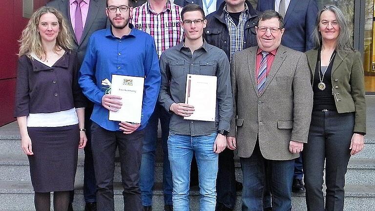 Lukas Springer und Marcel Barth (mit Urkunde von links) wurden als Staatspreisträger besonders geehrt. Im Bild, vorne von links: Schulleiterin Christine Götz, Lukas Springer, Marcel Barth, stellv. Landrat Josef Demar, Fördervereinsvorsitzende Hildegard Steinhardt sowie (hinten von links) Lehrer Bernhard Bauer, Firmenchef Stefan Plihal, Lehrer Enrico Dietzel, Jens Wunderwald und Georg Sauer, beide Ausbildungsleiter ZF Schweinfurt und stellvertretender Schulleiter Christian Stöhr.