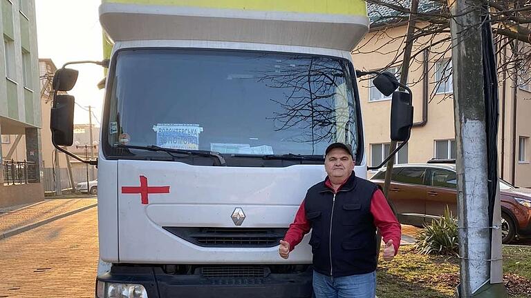 Der Chefarzt Prof. Roman Midzoda, der in der Regionalklinik in Uzhgorod in der Ukraine tätig ist, vor dem Lkw mit der Hilfslieferung aus Schweinfurt.