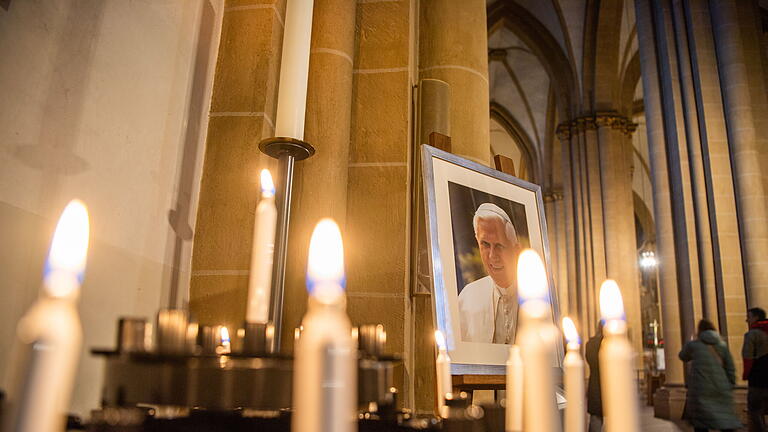 0002117853.jpg       -  In vielen Kirchen wird in diesen Tagen für den emeritierten Papst Benedikt XVI. gebetet – hier etwa in Paderborn. Auch in Marktl zünden die Menschen Kerzen für ihn an.
