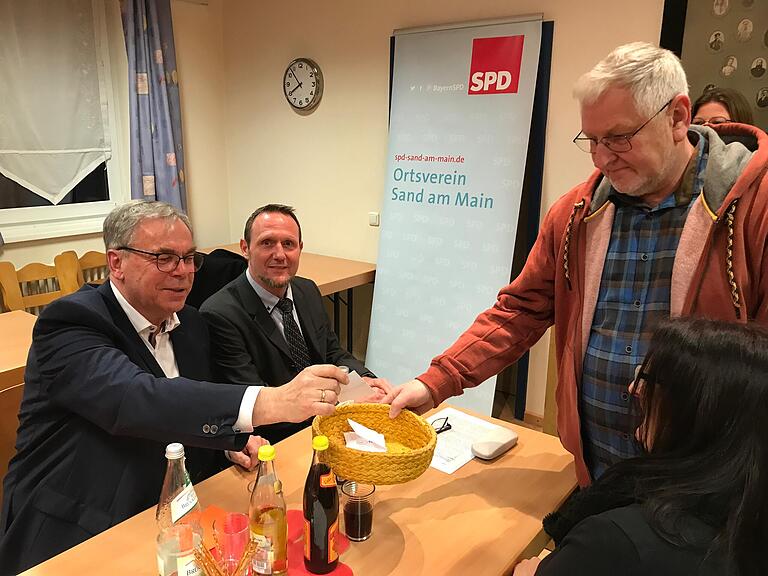Bei der Wahl des SPD-Bürgermeisterkandidaten: Amtsinhaber Bernhard Ruß (links) tritt nicht mehr an, Matthias Zink (Mitte) möchte sein Nachfolger werden. Bei der Wahl des SPD-Bürgermeisterkandidaten: Amtsinhaber Bernhard Ruß (links) tritt nicht mehr an, Matthias Zink (Mitte) möchte sein Nachfolger werden.
