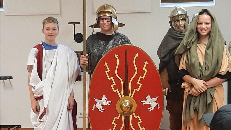 Die Schüler Jonathan von Borany (7b) und Levi Albert (7b) sowie die Schülerin Shari Heining (7a) in römischer Robe.