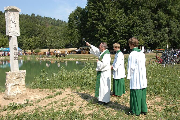 Segnung des Angelsees 2006 mit Pfarrer Herbert Müller.