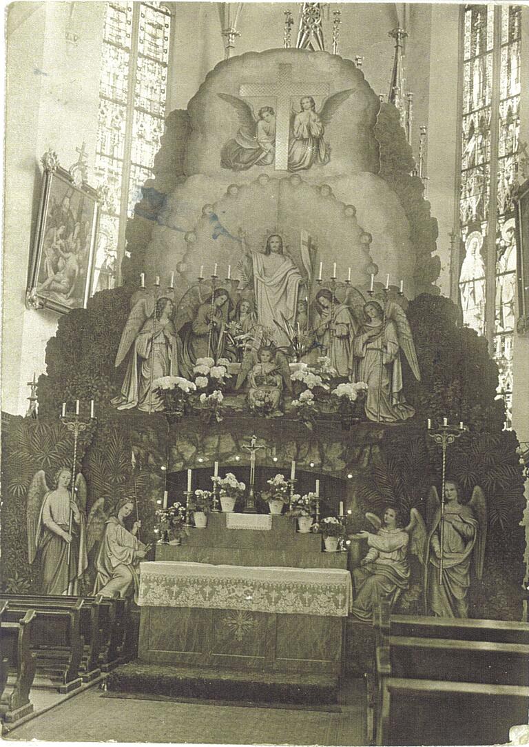 Historische Aufnahme aus der Zeit vor dem Zweiten Weltkrieg, denn es sind noch die bunten Kirchenfenster zu sehen.