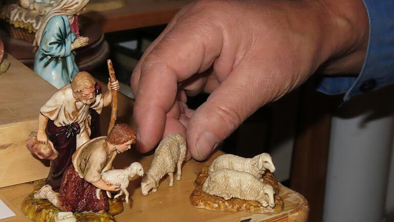 Herbert Holzheimer zeigt eine italienische Figurengruppe, die durch Detailreichtum besticht.