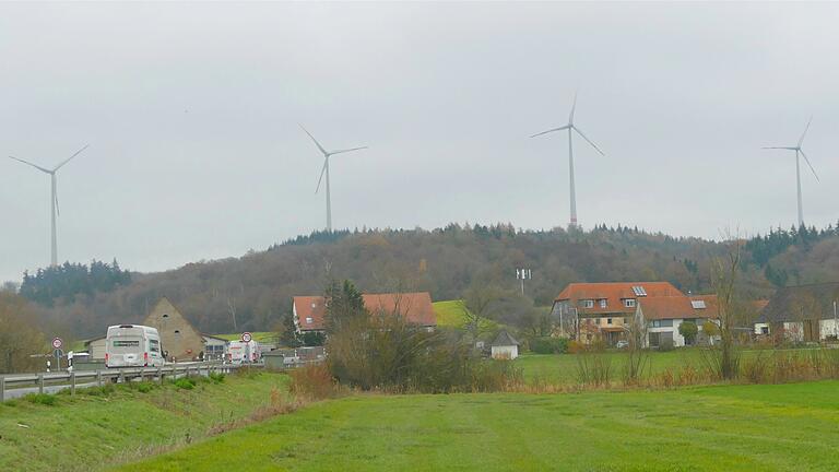 Vier Windräder drehen sich bereits am Enzlarer Berg auf mittelfränkischer Gemarkung. Weitere könnten auf Iphöfer Gebiet dazukommen. Vier Windräder drehen sich bereits am Enzlarer Berg auf mittelfränkischer Gemarkung. Weitere könnten auf Iphöfer Gebiet dazukommen.