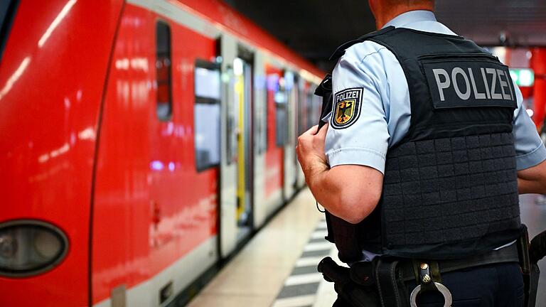 Bundespolizei am Bahnhof       -  Die Bundespolizei rückte nach der Mitteilung zu der S-Bahn aus. (Symbolbild)