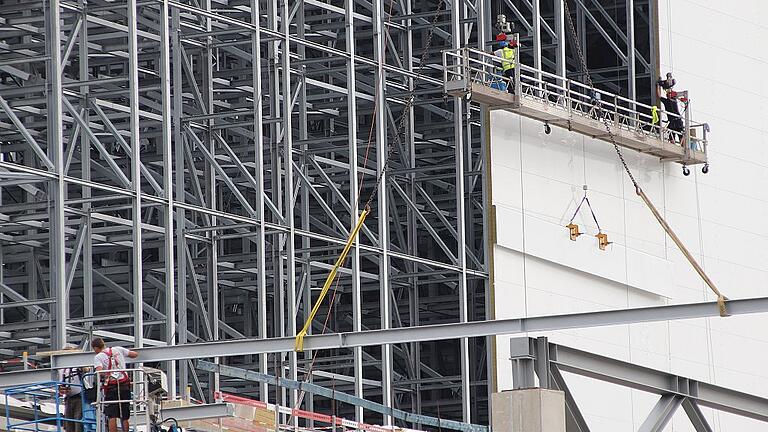 Am neuen Hochregallager der Firma Kunert wird inzwischen schon die Fassade angebracht.