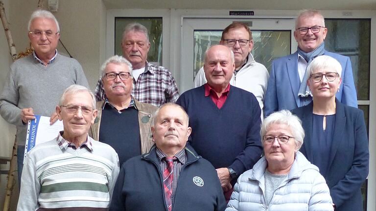 Sein 70-jähriges Gründungsfest feierte der VdK-Ortsverband Grettstadt/Dürrfeld. Ortsvorsitzender Ludwig Schreiner (vorne Mitte) ehrte dabei langjährige Mitglieder. Im Bild (vorne von links) Konrad Popp und Gertraud Dotzel, (Mitte) Werner Reuß, Ernst Östreicher, Elisabeth Haupt vom VdK-Kreisverband, (hinten) Wolfgang Münzer, Franz-Josef Dotzel, Dieter Englert und Bürgermeister Ewald Vögler.