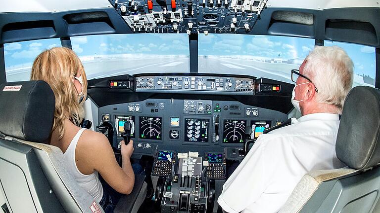 Bruchpilot oder Naturtalent? Reporterin Johanna Heim testet mit Pilot Gerhard Unbehaun den Flugsimulator 'Flight4' am Sennfelder Bahnhof.&nbsp;