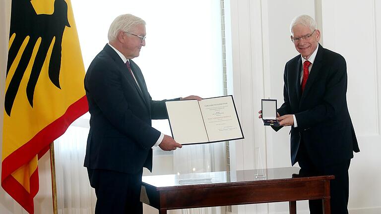 Am 1. Oktober bekam Josef Schuster (rechts) im Berliner Schloss Bellevue von Bundespräsident Frank-Walter Steinmeier den Verdienstorden der Bundesrepublik Deutschland verliehen. Am 1. Oktober bekam Josef Schuster (rechts) im Berliner Schloss Bellevue von Bundespräsident Frank-Walter Steinmeier den Verdienstorden der Bundesrepublik Deutschland verliehen.
