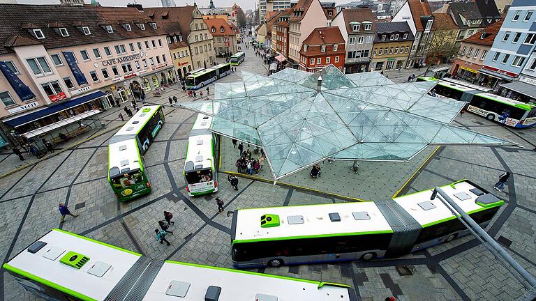 Der Busbahnhof am Roßmarkt ist der Dreh- und Angelpunkt für das Schweinfurter Busnetz. Allerdings ist die Anbindung an das Regionalbusnetz nicht gut und es fehlen Ringlinien, um schneller an bestimmte Orte zu kommen.