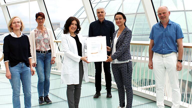 Freuen sich über die Auszeichnung: Geschäftsführende Direktorin Sandra Henek (Zweite von rechts), Pflegedienstleitung Andreas Eckhardt (Mitte) und das Diabetesteam am Rhön-Klinikum Campus Bad Neustadt mit Dr. Nagham Soda, Oberärztin, Fachärztin für Anästhesiologie, Ernährungsmedizinerin und diabetologisch versierte Ärztin (DDG) (Dritte von links).