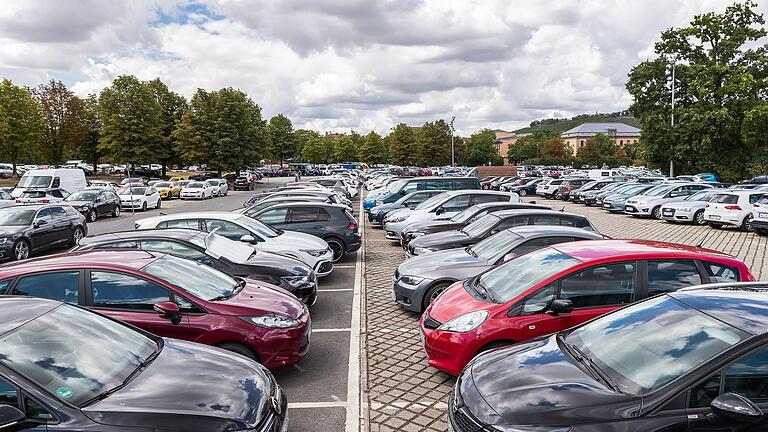 Blick auf den Parkplatz auf der Talavera: Beim Bürgerentscheid über die Bewirtschaftung der Würzburger Talavera im Juli 2022 stimmte die Mehrheit der Bürgerinnen und Bürger gegen Parkgebühren.