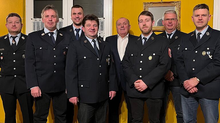 Das Foto zeigt Mario Manfrini (Kreisbrandmeister), Norbert Meeder (Kommandant), Lukas Rückert (Kassier), Ulrich Falk (1.Vorstand), Rainer Ott (1.Bürgermeister), Steffen Hegwein (stv. Vorstand), Thomas Schmidt (bisheriger Kassier) und Markus Schmidt (Schriftführer).