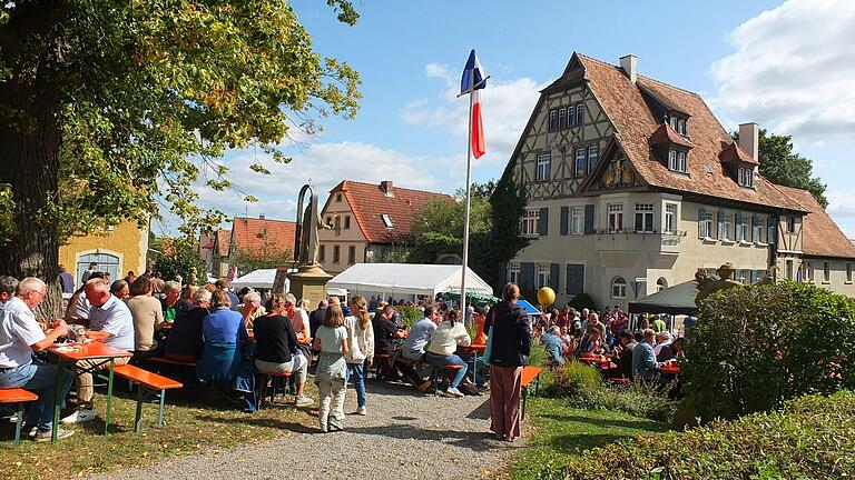 Französisches Flair herrschte im Gaukönigshöfer Mariengarten wo  die Gäste mit Spezialitäten aus der Partnergemeinde Val d´Odon bewirtet wurden.