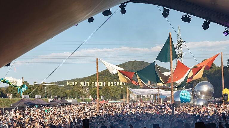 Mehrere Tausend Menschen feierten 2024 bei der Tanzinsel. Mehrere Tausend Menschen feierten 2024 bei der Tanzinsel.