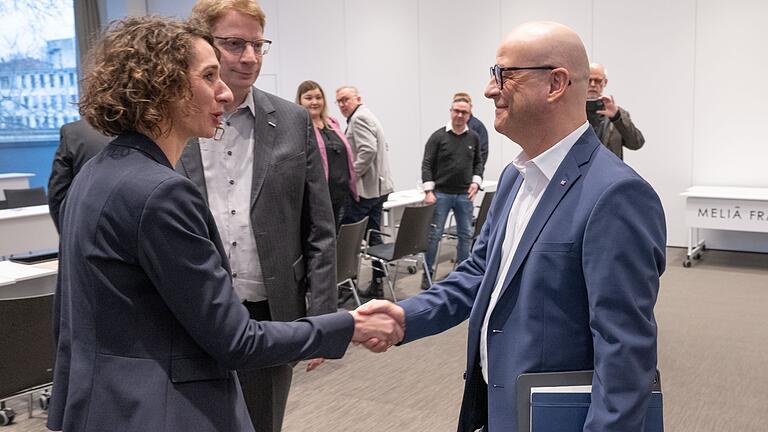 Auftakt Tarifverhandlungen EVG und Bahn       -  Die EVG-Verhandlungsführer Cosima Ingenschay und Kristian Loroch begrüßen Bahn-Personalvorstand Martin Seiler (rechts) bei der ersten Tarifrunde in Frankfurt.