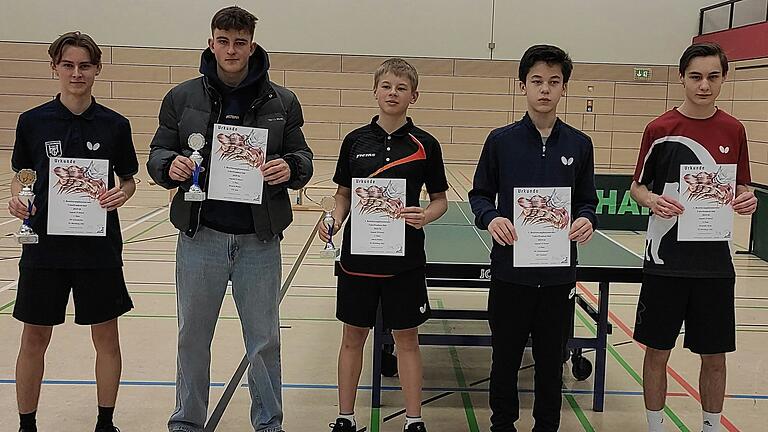 Die Sieger der Jungen 19 (in der Reihenfolge der Platzierung, von links nach rechts): Sieger Till Schumacher (TG Höchberg), Richard Bembe (TTC Kist), Simon Paulini (TG Höchberg), Ian Gaenssmantel (SB Versbach) und Alexander Kroh (TG Höchberg). Die Sieger der Jungen 19 (in der Reihenfolge der Platzierung, von links nach rechts): Sieger Till Schumacher (TG Höchberg), Richard Bembe (TTC Kist), Simon Paulini (TG Höchberg), Ian Gaenssmantel (SB Versbach) und Alexander Kroh (TG Höchberg).