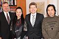 Zu Besuch im Würzburger Rathaus: (von links) Reinhold Werthmann, Direktor HR Capital Management s.Oliver, die Ehefrau des Künstlers, Xiaoyun Hu, Oberbürgermeister Georg Rosenthal und der Künstler Qiu Shengxian.