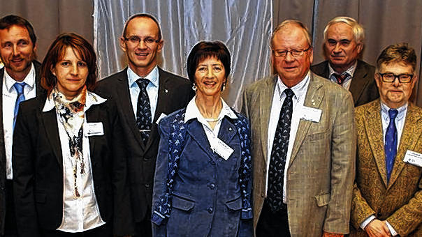 Die neue Vorstandschaft im BLSV-Bezirk Unterfranken: (von links) Rainer Werner (Bezirksreferent Kirche und Sport), Christa Öchsner (Frauenvertreterin), Paul Leicht (Bezirksschatzmeister), Stefan Schäfer (Bezirksreferent Lehrwesen), Ute Braun (Beauftragte Schule und Verein), Günther Jackl (Bezirksvorsitzender), Renate Menzel (stellvertretende Bezirksvorsitzende), Karl-Heinz Hübner (stellvertretender Bezirksvorsitzender), Martin Hußlein (Bezirksreferent Sportabzeichen), Adolf Zerr (Bezirksreferent Sportstättenbau), Sonja Förtsch (Bezirksreferentin Seniorensport) und Jürgen Wolfgramm (Bezirksreferent Sport und Natur).