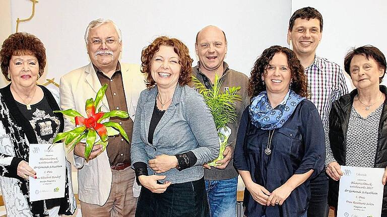 Die Gewinner des Blumenschmuckwettbewerbs: (von links) Elisabeth Bandorf,
Herbert Holzmann, Brigitte Goss, Bernd Krämer, Karin Model, Volker Karb, Rosemarie Schön.