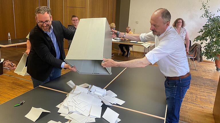 Die Auszählung der Stimmen bei der Oberelsbacher Wahl war spannend, aber schnell zeichnete sich ein Vorsprung für Björn Denner ab.