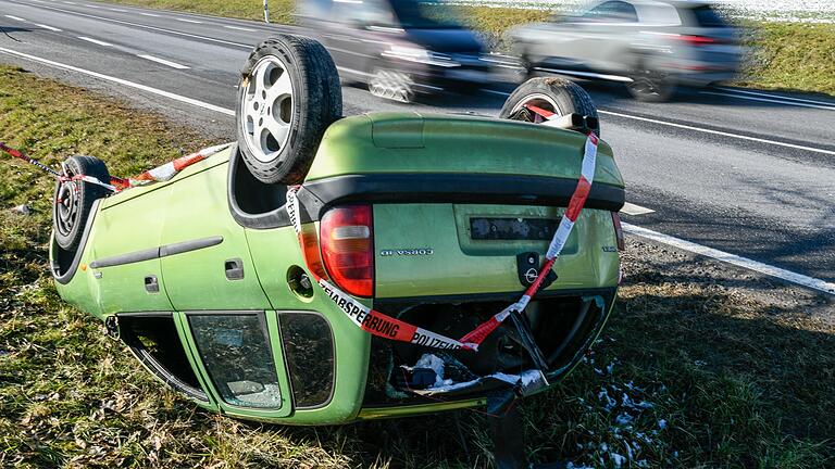 Ein Auto liegt im Estenfelder Industriegebiet Wachtelberg im Straßengraben. Was damit passiert, ist unklar.