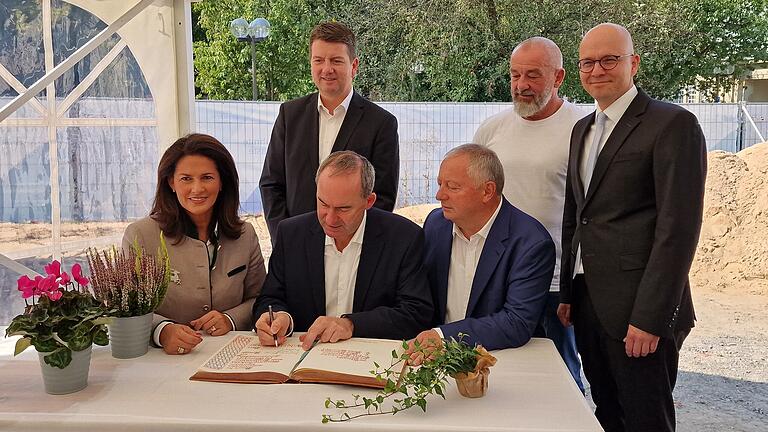 Eintrag in das Goldene Buch der Stadt Bad Kissingen. Das Bild zeigt von links: Bayerns Landwirtschaftsministerin Michaela Kaniber, Staatssekretär Sandro Kirchner, Bayerns Wirtschaftsminister Hubert Aiwanger, Landrat Thomas Bold, Investor und Hotelbetreiber Robert Manhardt sowie Oberbürgermeister Dirk Vogel. - Eintrag in das Goldene Buch der Stadt Bad Kissingen. Das Bild zeigt von links: Bayerns Landwirtschaftsministerin Michaela Kaniber, Staatssekretär Sandro Kirchner, Bayerns Wirtschaftsminister Hubert Aiwanger, Landrat Thomas Bold, Investor und Hotelbetreiber Robert Manhardt sowie Oberbürgermeister Dirk Vogel. Eintrag in das Goldene Buch der Stadt Bad Kissingen. Das Bild zeigt von links: Bayerns Landwirtschaftsministerin Michaela Kaniber, Staatssekretär Sandro Kirchner, Bayerns Wirtschaftsminister Hubert Aiwanger, Landrat Thomas Bold, Investor und Hotelbetreiber Robert Manhardt sowie Oberbürgermeister Dirk Vogel. - Eintrag in das Goldene Buch der Stadt Bad Kissingen. Das Bild zeigt von links: Bayerns Landwirtschaftsministerin Michaela Kaniber, Staatssekretär Sandro Kirchner, Bayerns Wirtschaftsminister Hubert Aiwanger, Landrat Thomas Bold, Investor und Hotelbetreiber Robert Manhardt sowie Oberbürgermeister Dirk Vogel.