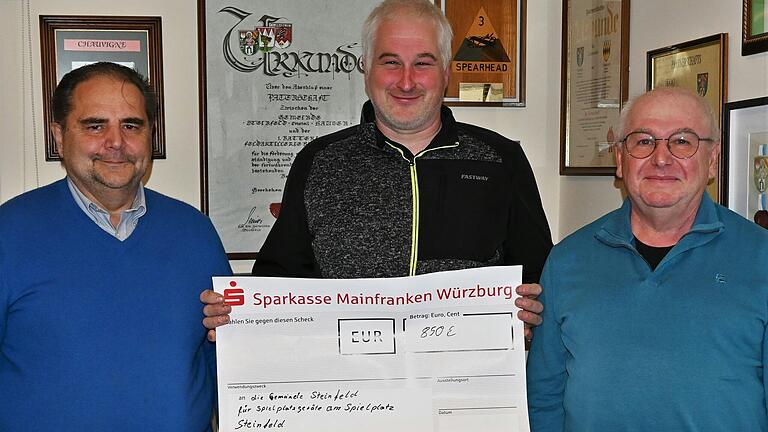 Michael Herrmann (von rechts) und Markus Mertel übergaben Bürgermeister Günter Koser eine Spende in Höhe von 850 Euro. Das Geld soll für Spielgeräte auf dem Steinfelder Spielplatz verwendet werden.