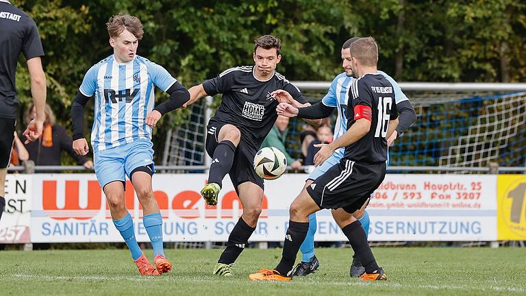 Luca Müller (links auf diesem Archivbild mit Jonas Martin vom FV Helmstadt) erzielte das goldene Tor für den SV Waldbrunn gegen den FV Steinfeld/Hausen-Rohrbach.