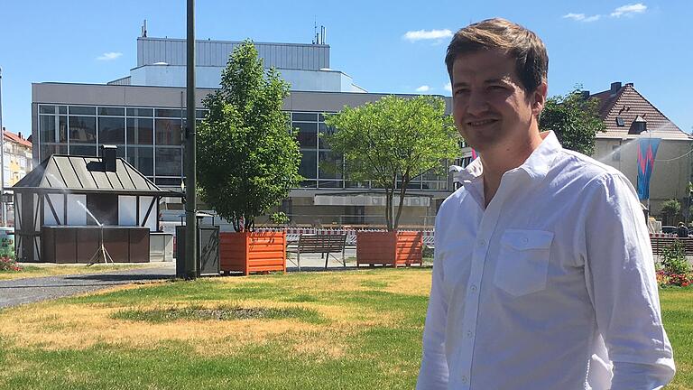 Markus Köhler vor dem Würzburger Stadttheater, in dessen Nähe der Arbeitsplatz des Steuerfachwirts liegt.