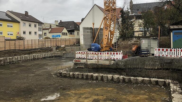 Seit Wochen herrscht Ruhe an der Hotel-Baustelle 'Wilder Mann'. Nun hat sich der Bauherr zu den Gründen der&nbsp; Verzögerung geäußert.