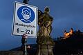 Unter anderem gilt auf der Alten Mainbrücke in Würzburg weiterhin Maskenpflicht.