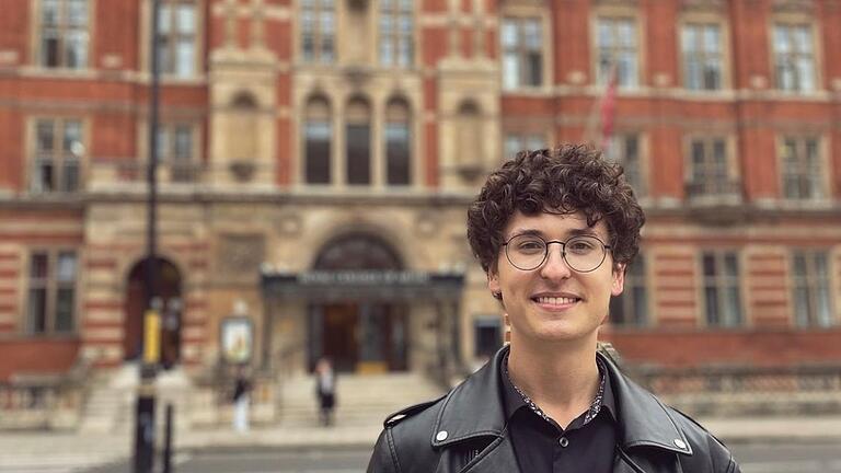 Evgeni Petrichev vor dem Royal College of Music in London, wo er derzeit studiert. In den sozialen Medien hat er russische Stars aufgerufen, gegen Putin Stellung zu beziehen.