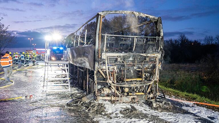 Auf der A70 bei Schweinfurt ist am Samstagnachmittag ein Reisebus der Bamberger Symphoniker ausgebrannt. Alle Insassen konnten den Bus rechtzeitig verlassen, verletzt wurde niemand.