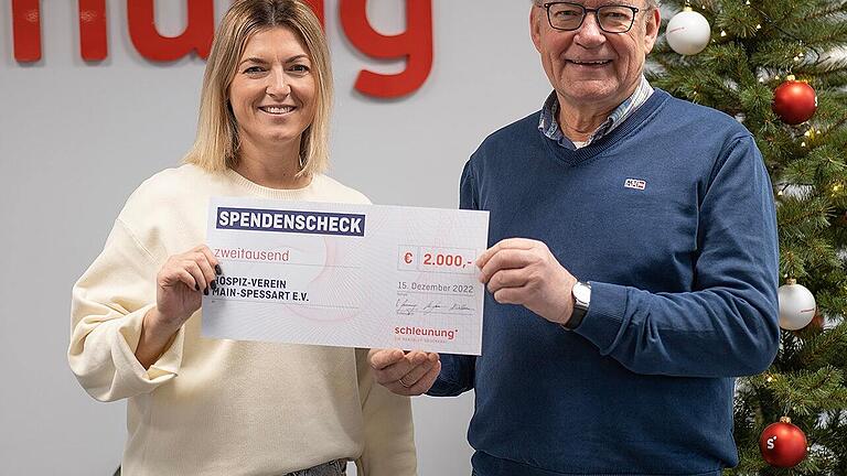 Spendenübergabe an den Hospizverein Main-Spessart vor dem Schleunungdruck Weihnachtsbaum: Katja Herrmann und Heribert Zeller.