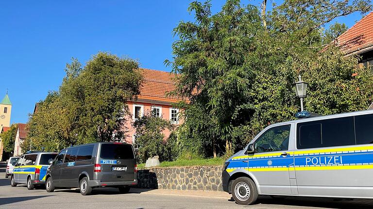 Razzien gegen völkische Siedler: In Hausen-Roth in der Rhön haben Beamte am Mittwochmorgen ein Anwesen durchsucht.