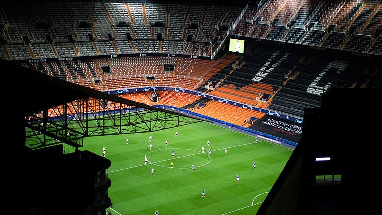 Stadion des FC Valencia       -  Zwei Fans des FC Valencia sollen in Singapur wegen Protesten gegen Hauptaktionär Lim festgenommen worden sein.