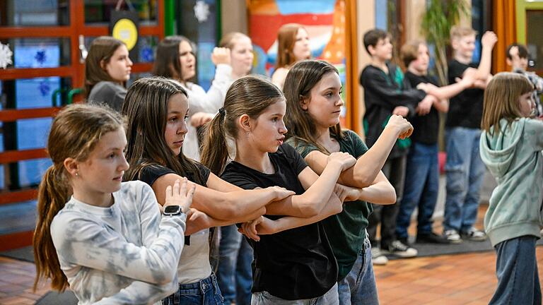 Schauspielern, singen und tanzen: Die 41 Schülerinnen und Schüler des Jungen Theaters beweisen bei den Proben zu 'Romeo und Julia' ihre Vielseitigkeit.&nbsp;