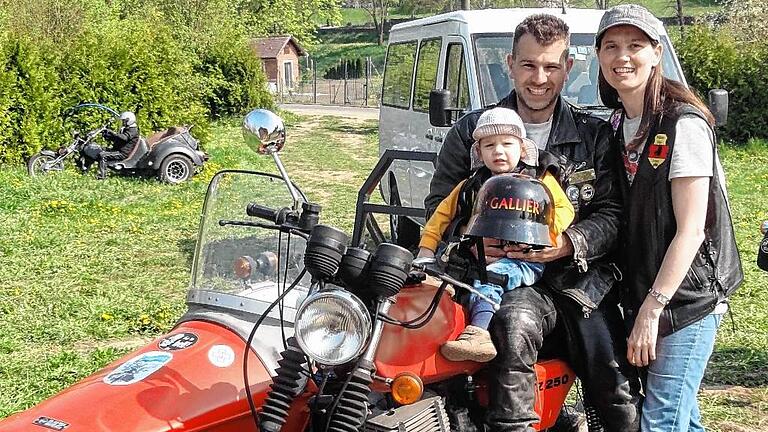 Früh übt sich, wer ein „Gallier“ werden will: Der vierjährige Marius aus Bütthard hat zusammen mit Papa Marco und Mama Melanie schon einige Touren absolviert. Marco Klingert, hier auf einem MZ Gespann ETZ 250, ist Mitglied beim Trike- und Motorradclub „Gallier 97“ und organisiert zum 20-jährigen Bestehen seines Clubs eine große Ausfahrt zugunsten der Würzburger Station Regenbogen. Früh übt sich, wer ein „Gallier“ werden will: Der vierjährige Marius aus Bütthard hat zusammen mit Papa Marco und Mama Melanie schon einige Touren absolviert. Marco Klingert, hier auf einem MZ Gespann ETZ 250, ist Mitglied beim Trike- und Motorradclub „Gallier 97“ und organisiert zum 20-jährigen Bestehen seines Clubs eine große Ausfahrt zugunsten der Würzburger Station Regenbogen.