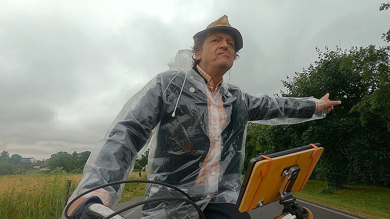 Bei Wind und Wetter ist Erwin Pelzig mit dem Fahrrad unterwegs. Bei Wind und Wetter ist Erwin Pelzig mit dem Fahrrad unterwegs.