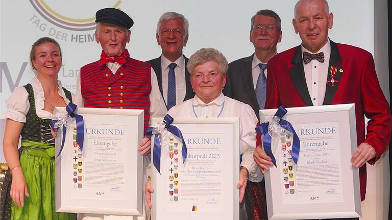 Die Träger des Kultur- und Ehrenpreises des Bundes der Vertriebenen und ihre Laudatoren (von links): Stefanie Sander-Sawatzki, Ernst Schröder, Christian Knauer, Katharina Haidt, Paul Hansel und Jakob Fischer.