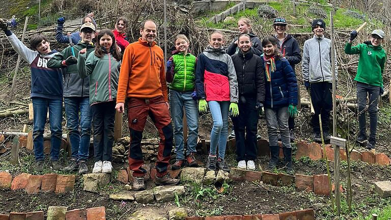 Der Enrichment-Kurs „Lebendiges Mittelalter“ am Siebold-Gymnasium in Würzburg mit Lehrer Martin Mais war beteiligt an der Gestaltung des Andalusischen Gartens in Bruggrumbach.