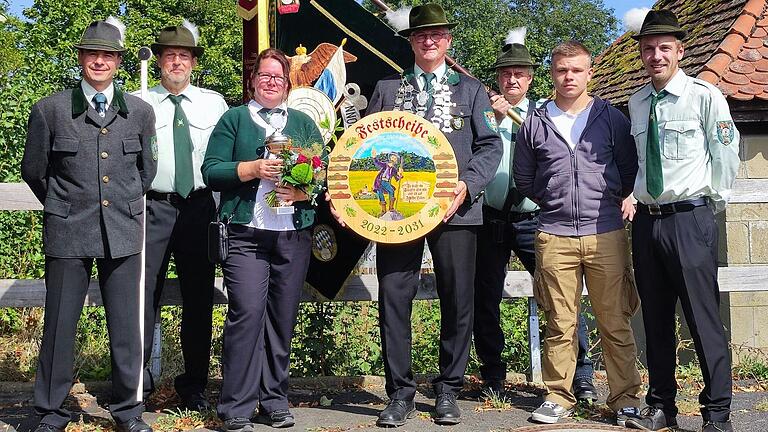 Auf dem Bild sind zu sehen (von links): 1. Schützenmeister Frank Gebert, Zieler Gerhard Stenger, Gewinnerin des Damenpokals Svenja Paul, Schützenkönig und Gewinner der Festscheibe Michael Neubert, Fahnenträger Horst Paul, 1. Ritter Max Gebert und 2. Ritter Andreas Fröhlich.